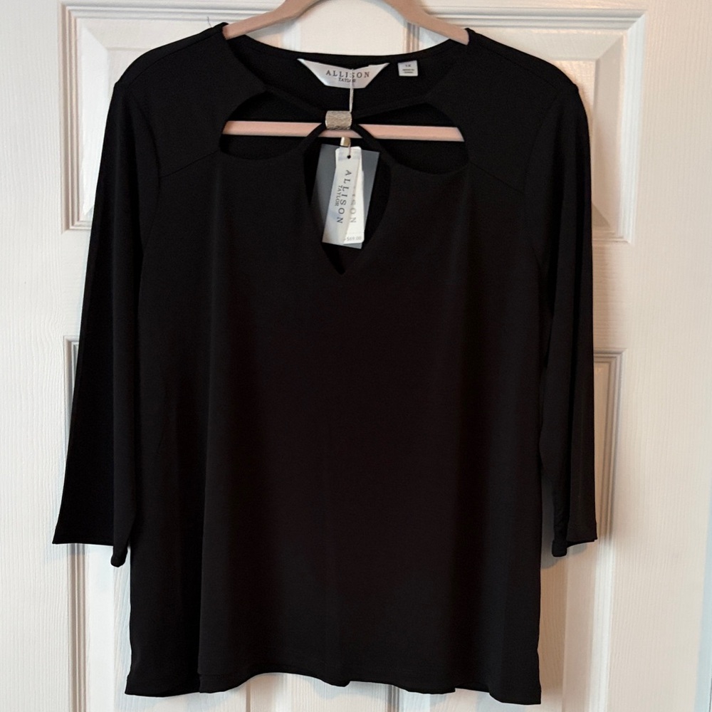 Allison Taylor Lightweight NEW Blouse with silver pendant in front sz 1X